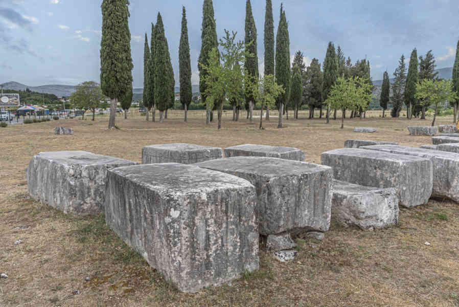 Bosnia y Herzegovina - Stolac - necrópolis de Radimlja - tumbas Stecci 03.jpg